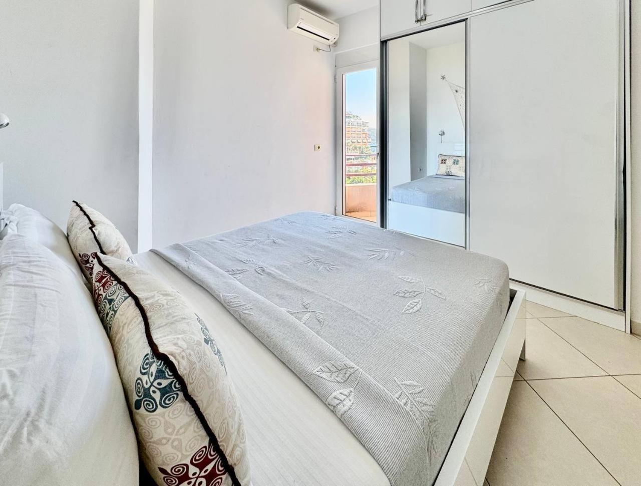 Del Mar Sea View Apartment Sarandë Eksteriør billede